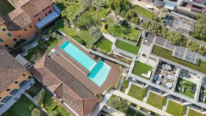 Esclusivo bilocale con cortile privato e garage nel centro di Salò, Salò
