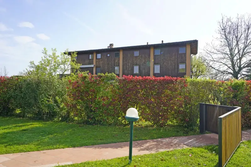 Bright three-room apartment with pool close to Garda Golf in Soiano del Lago, Soiano del Lago