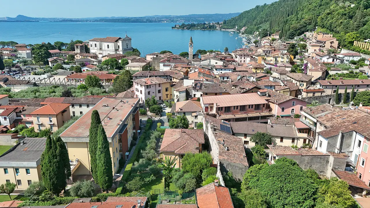 Luftaufnahme des Zentrums von Toscolano Maderno mit See im Hintergrund