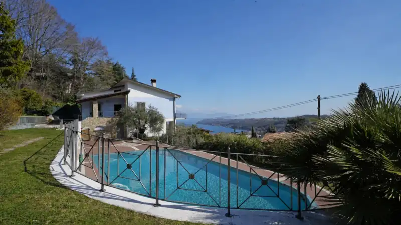 Freistehende Villa mit Seeblick und Pool in Salò, Salò