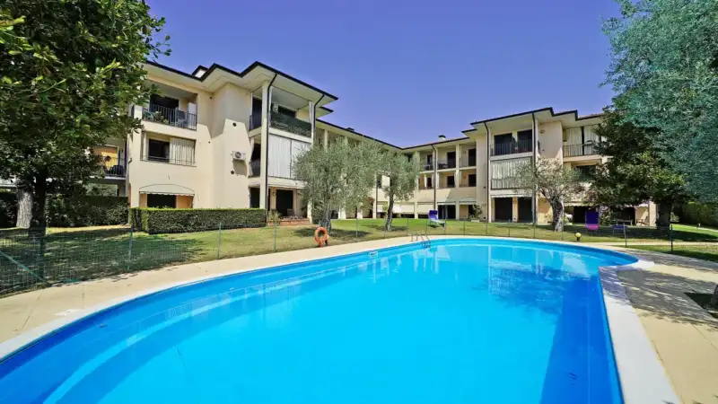 Zweizimmerwohnung mit Pool und zwei Terrassen in Maderno, Toscolano Maderno