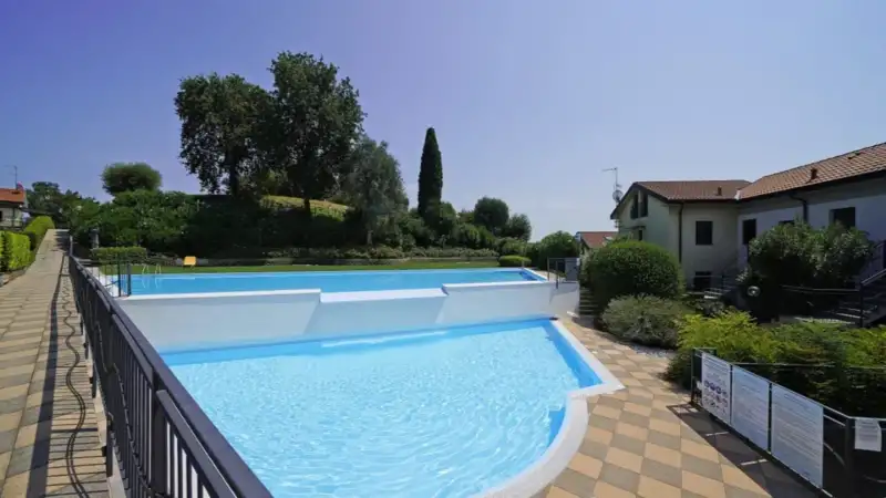 Appartamento due terrazzi, piscina, due posti auto coperti a Manerba del Garda, Manerba del Garda