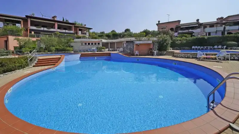3-Zimmer-Eckwohnung mit großem Garten und Garage in Manerba del Garda, Manerba del Garda