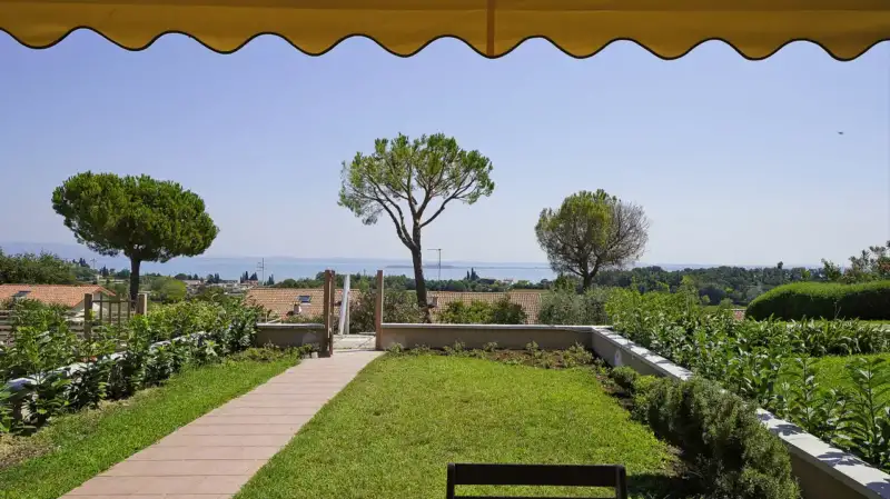 Appartamento con vista lago, giardino e ambienti di design a Soiano del Lago, Soiano del Lago