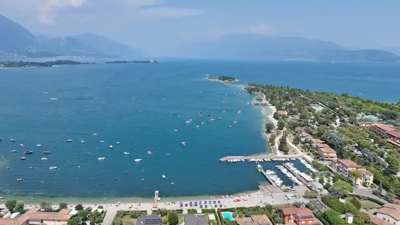Eckwohnung mit Terrasse, 100 Meter vom See entfernt in Manerba del Garda, Manerba del Garda