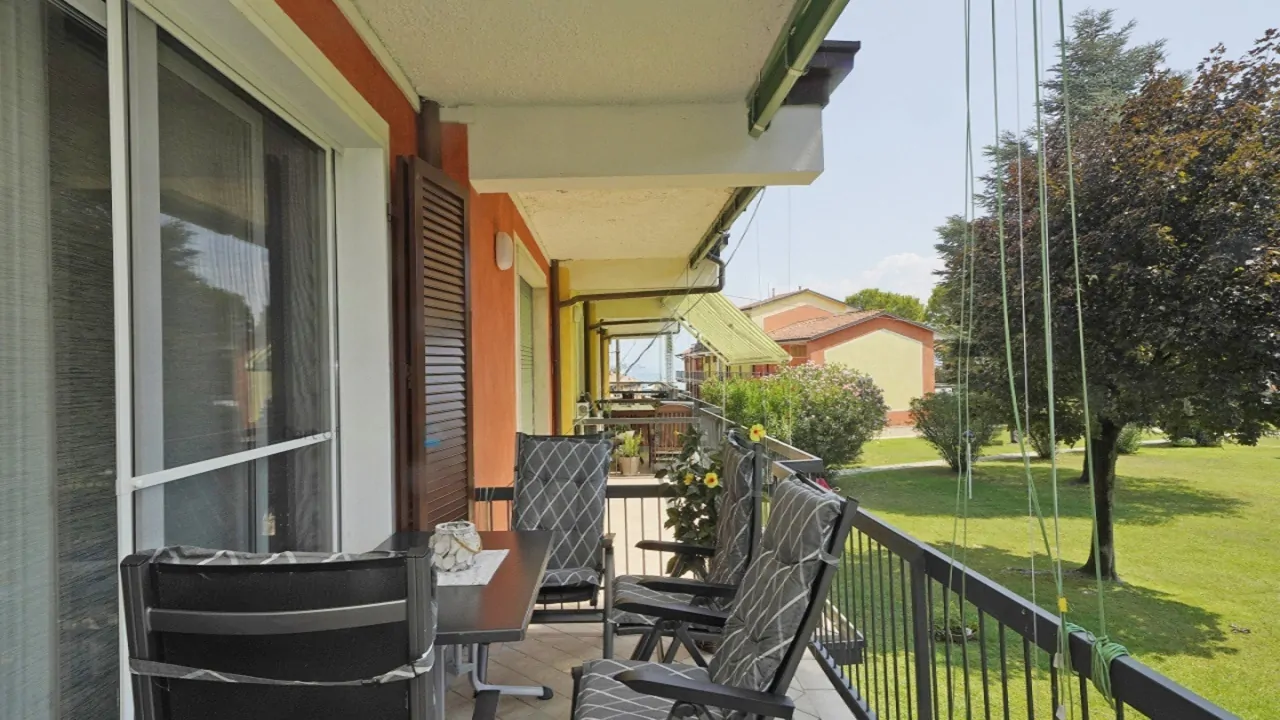 Terrazza con sedie imbottite e tavolo