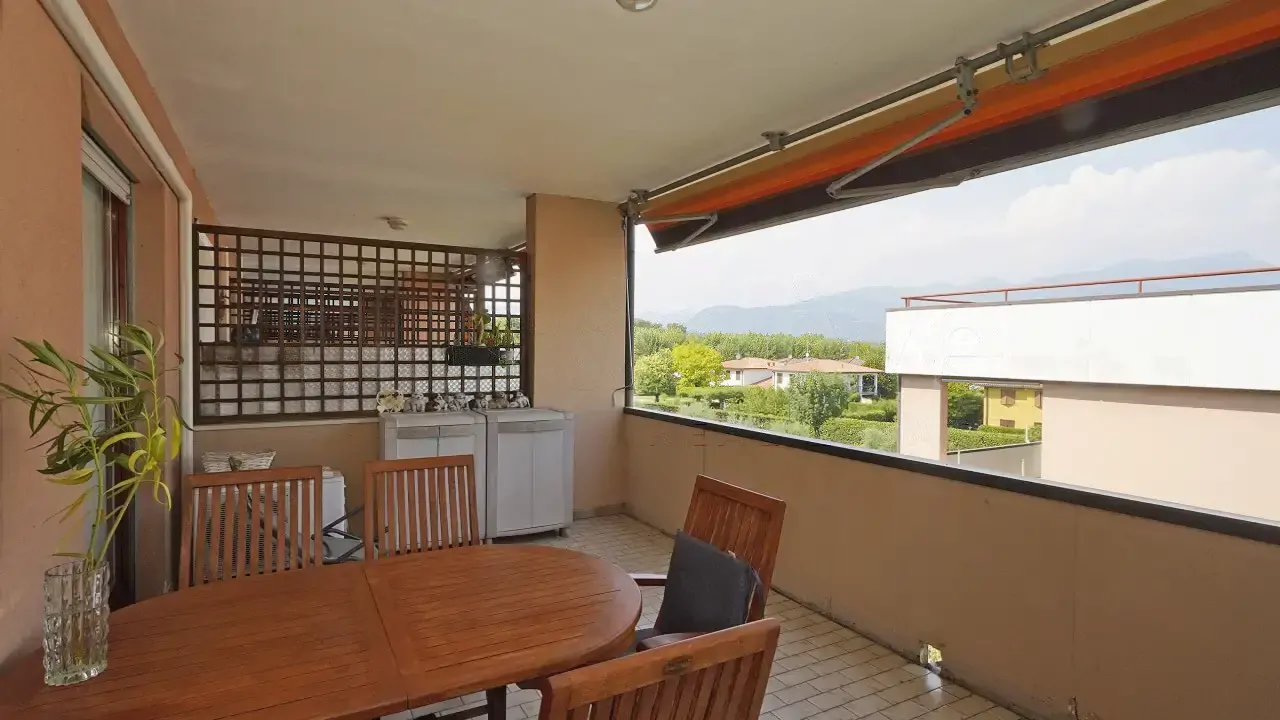Terrasse mit Holztisch und Stühlen