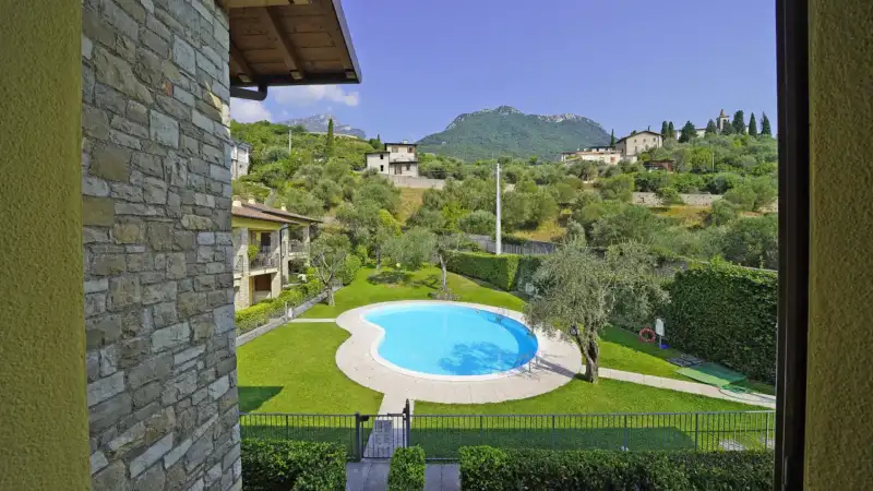 Zweizimmerwohnung mit Terrasse in einer Wohnanlage mit Pool in Cecina, Toscolano Maderno
