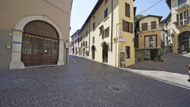 Dreizimmerwohnung im Herzen von Desenzano del Garda zum Verkauf, Desenzano del Garda