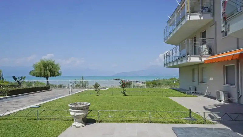 Exclusive three-room apartment on the ground floor with private lake view terrace, Sirmione