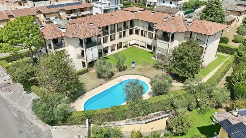 Zweizimmerwohnung mit Pool und zwei Terrassen in Maderno, Toscolano Maderno