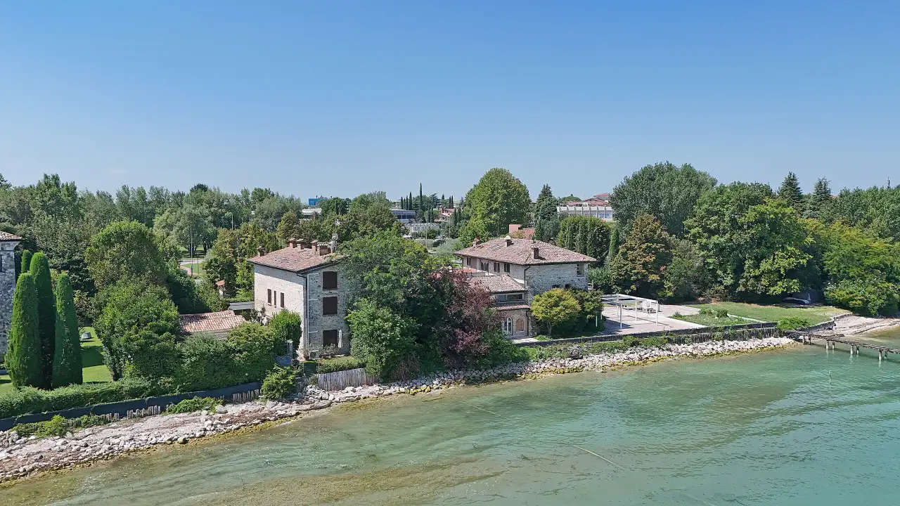 Luftaufnahme der historischen Villa am See mit Garten und Bäumen in Sirmione