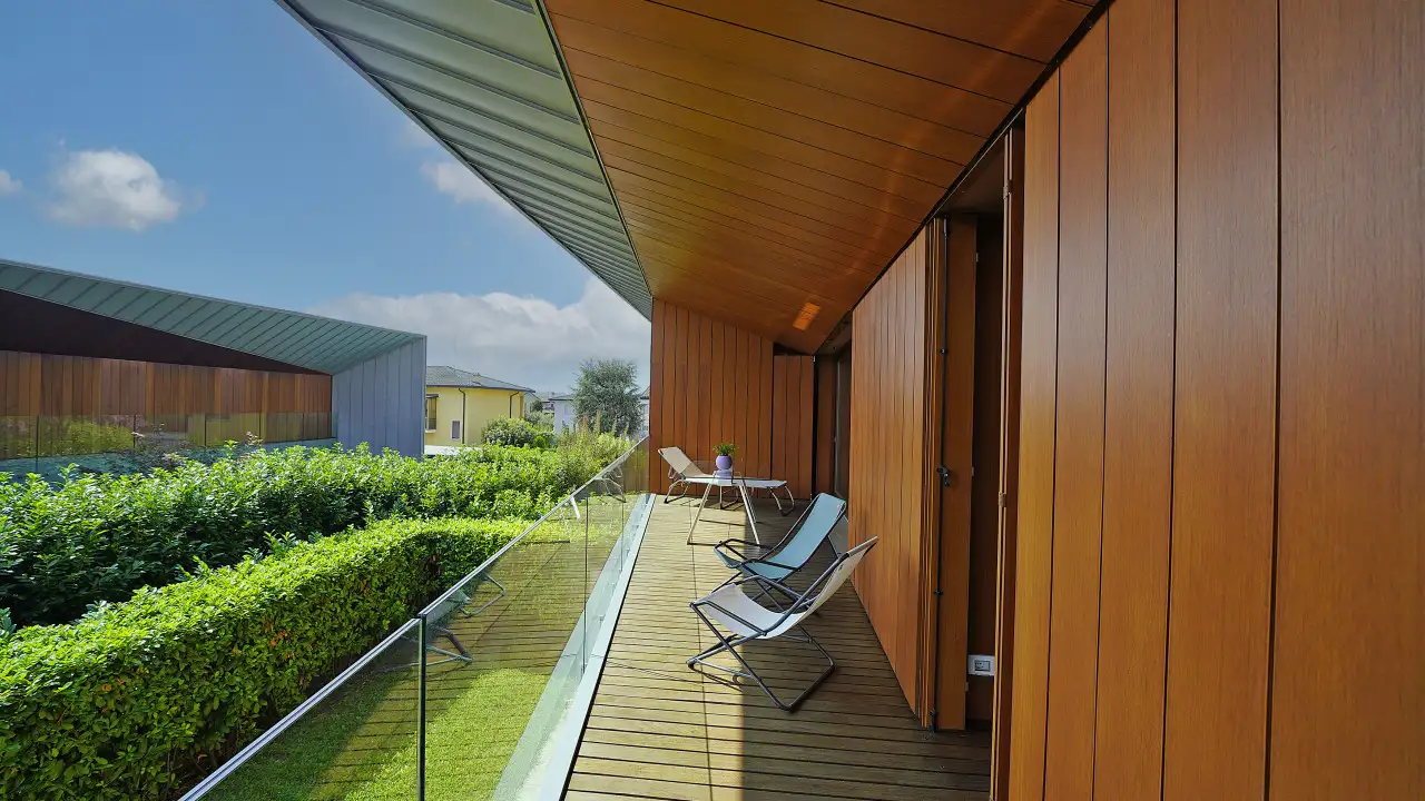 Terrasse mit Holzboden und Glasgeländer