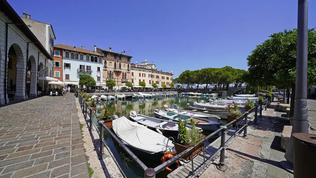 Hafen mit Booten und Promenade in Desenzano del Garda