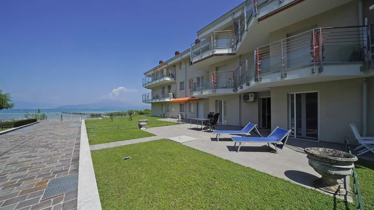 Terrazza privata con prato e vista lago