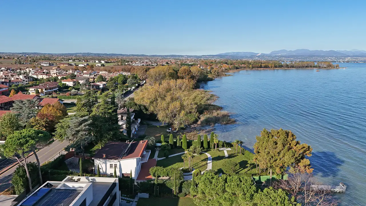 Veduta aerea del lago e della villa con giardino a Peschiera del Garda