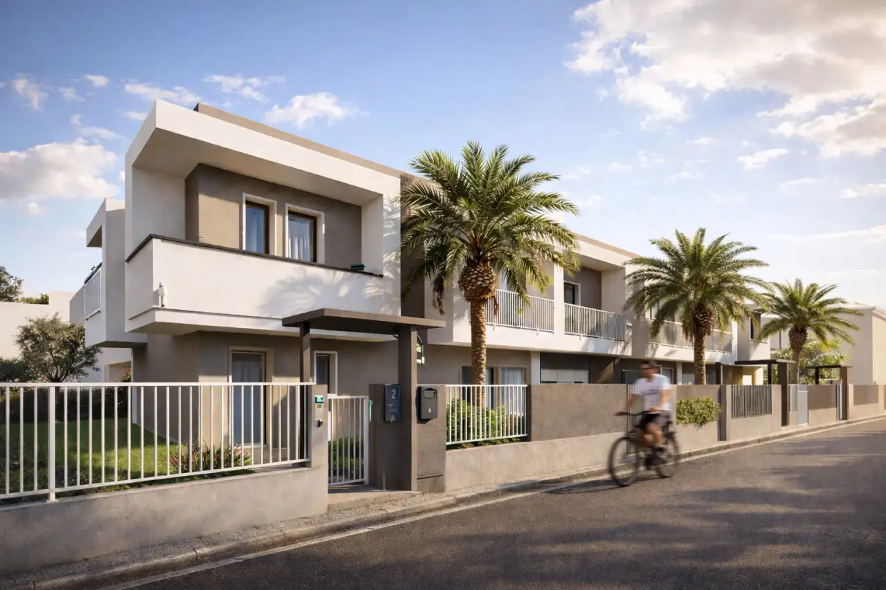 Facciata moderna della villa con giardino e palme davanti