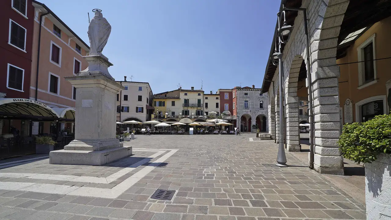 Platz mit Statue und Arkaden im Zentrum von Desenzano del Garda