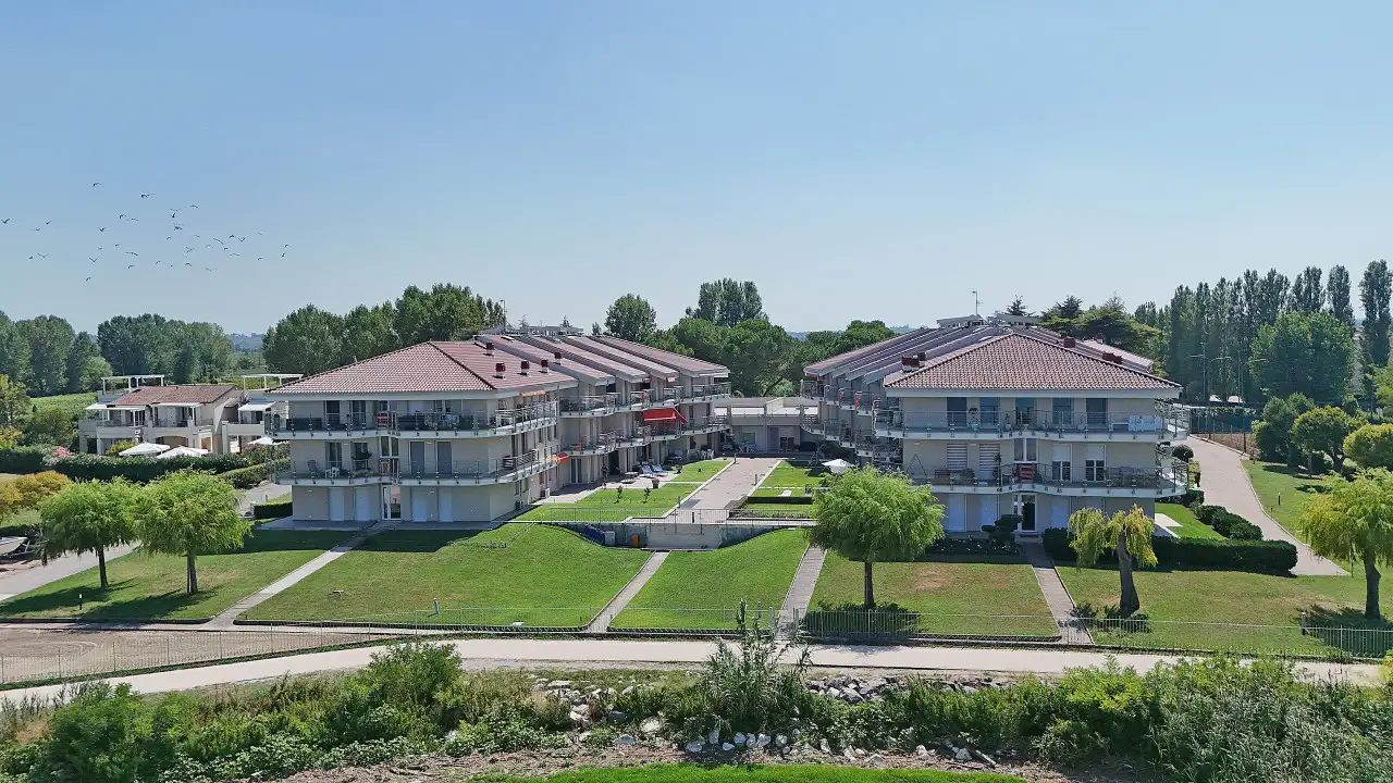 Complesso residenziale con giardini e vialetti a Sirmione