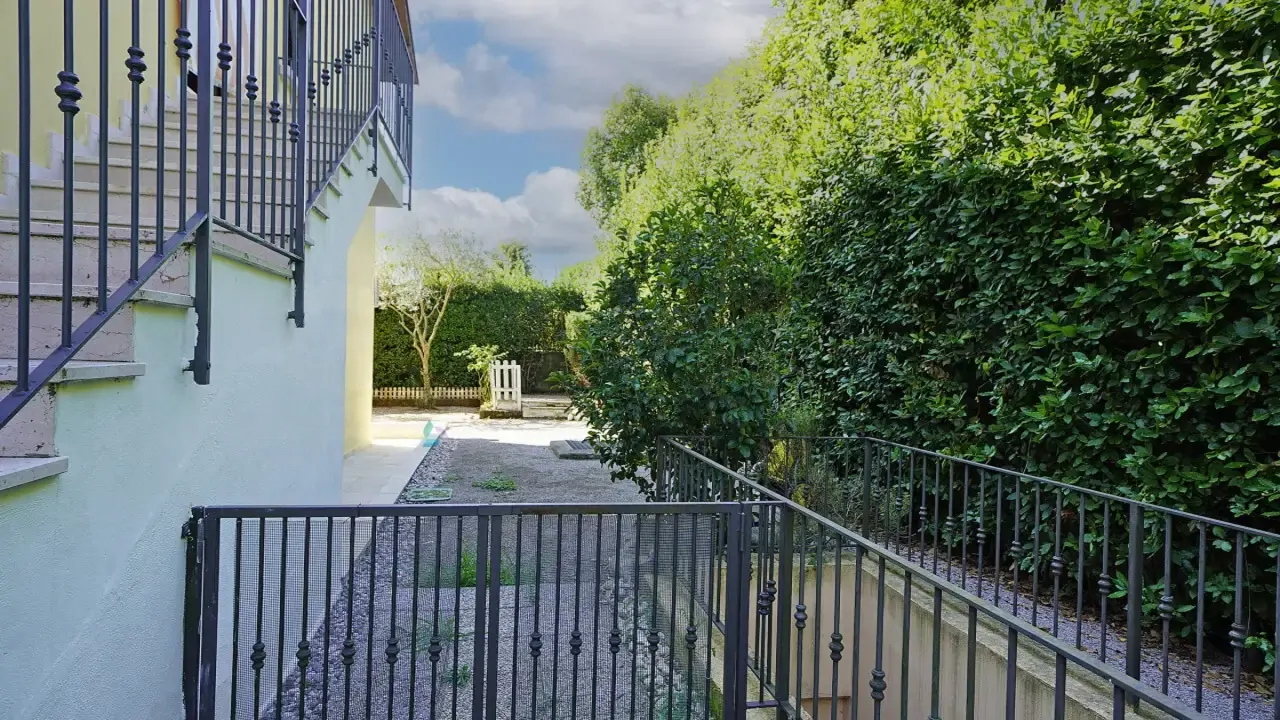 Privater Garten mit Hecken und Eisentor