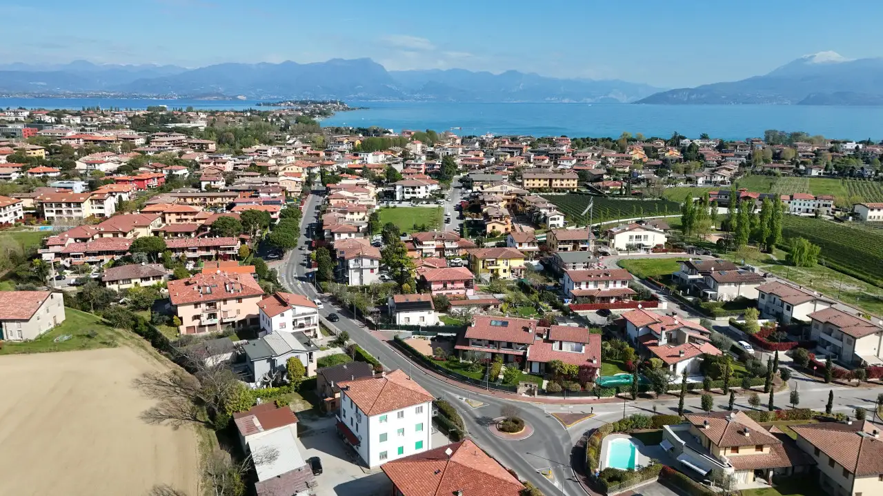 Vista aerea del quartiere residenziale con il lago sullo sfondo