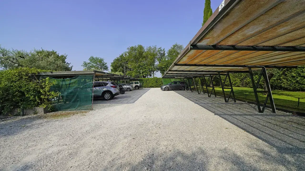 Parcheggio esterno con posti auto coperti e scoperti