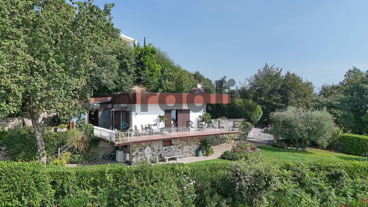 Detached villa on two levels with garden and surrounding vegetation