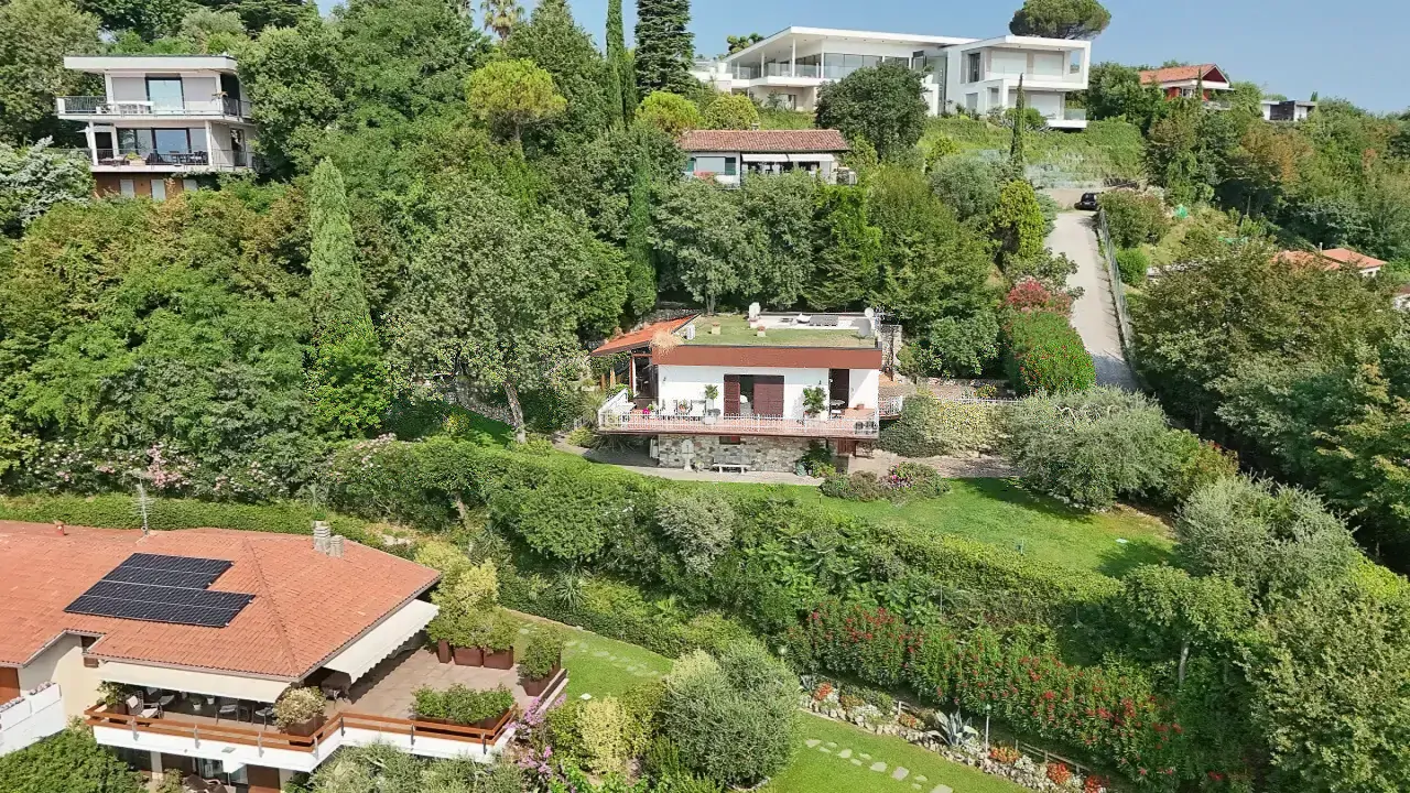 Detached villa on two levels surrounded by greenery with lake view