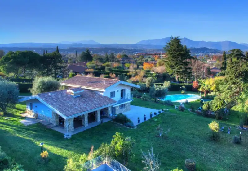 Prestigeträchtige freistehende Villa mit Park und Swimmingpool in Manerba del Garda, Manerba del Garda