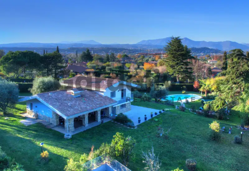 Prestigeträchtige freistehende Villa mit Park und Swimmingpool in Manerba del Garda, Manerba del Garda
