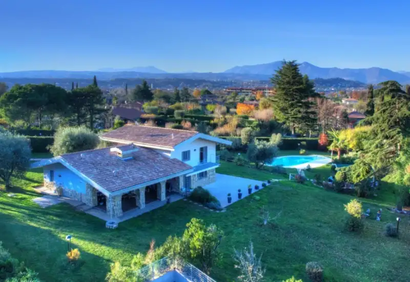Prestigeträchtige freistehende Villa mit Park und Swimmingpool in Manerba del Garda, Manerba del Garda