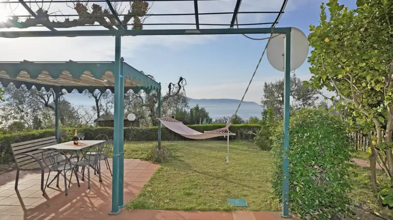Dreizimmerwohnung mit Garten und Zugang zum See in Toscolano Maderno zu verkaufen, Toscolano Maderno