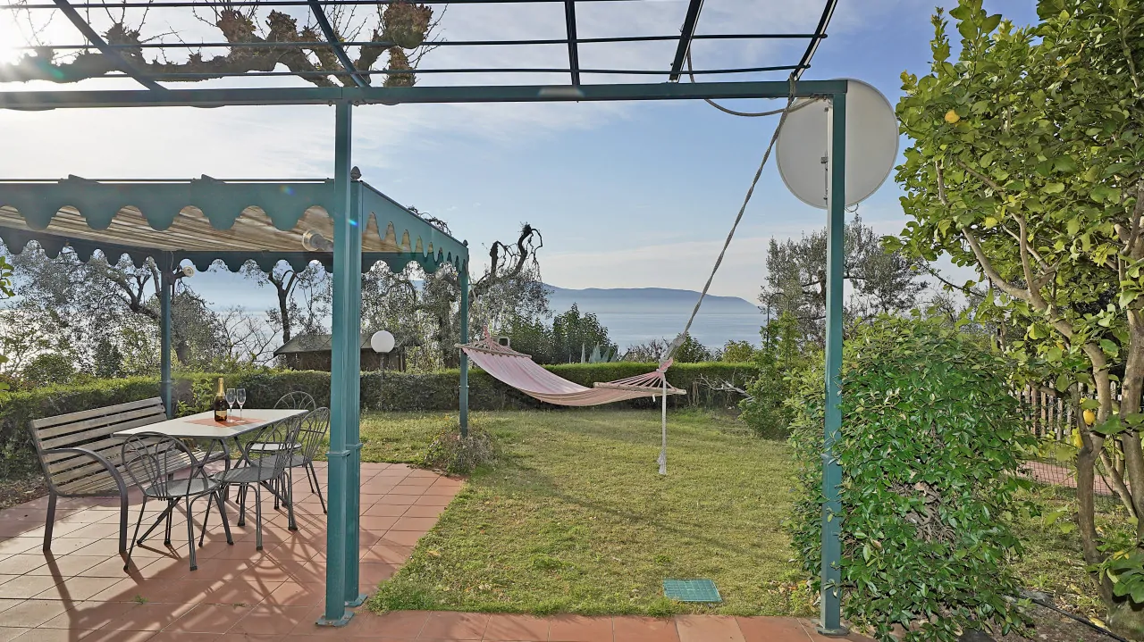 Garten mit Hängematte und Pergola mit Tisch und Stühlen