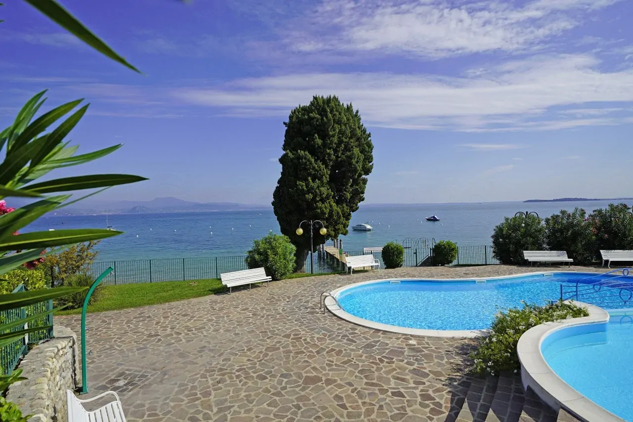 Schwimmbad mit Steinpflaster und Seeblick