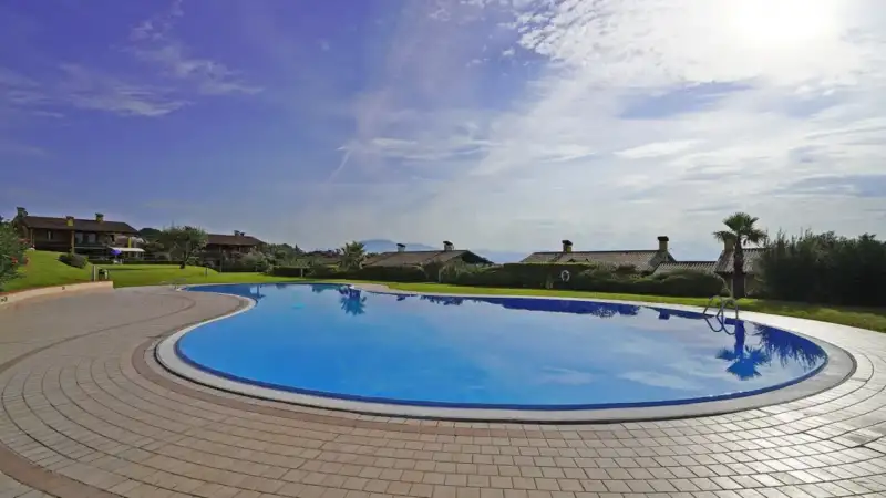 Dreizimmerwohnung mit Privatgarten und Pool in Padenghe sul Garda, Padenghe sul Garda
