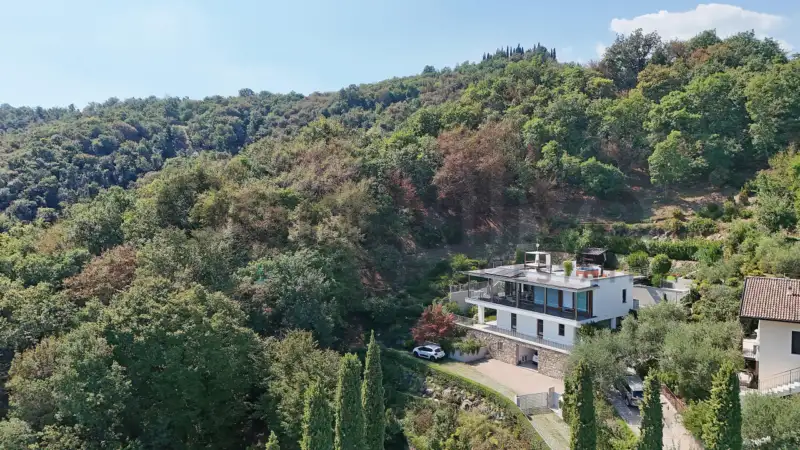 Villa mit Seeblick, exklusiver Dachterrasse und privatem Park in Salò, Salò