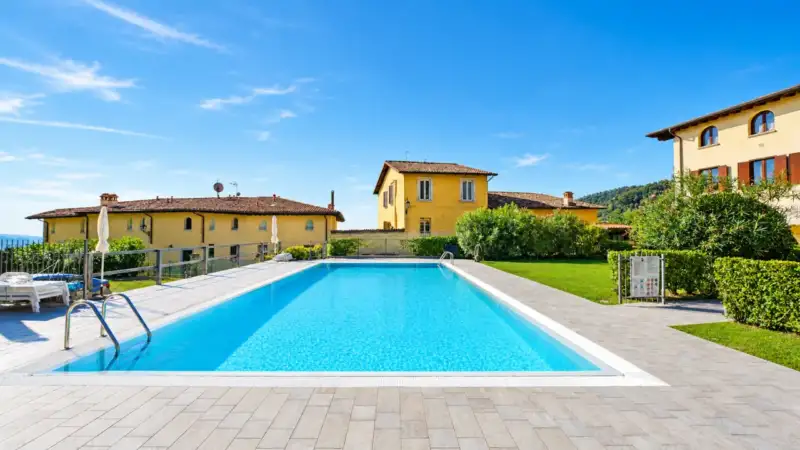 Trilocale vista lago in zona panoramica, in residence con piscina a Serniga, Salò, Salò