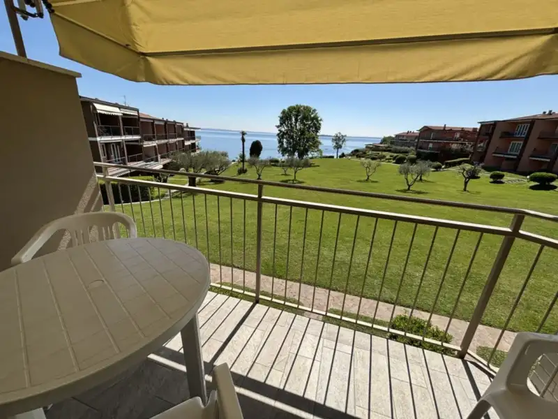 Appartamento in residence fronte lago con piscina privato a Manerba del Garda, Manerba del Garda