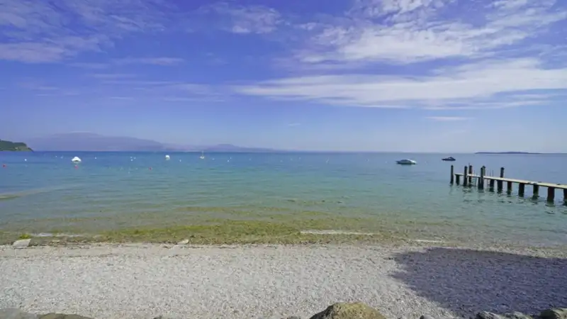 Appartamento al piano terra in residence con piscina fronte lago a Manerba del Garda, Manerba del Garda