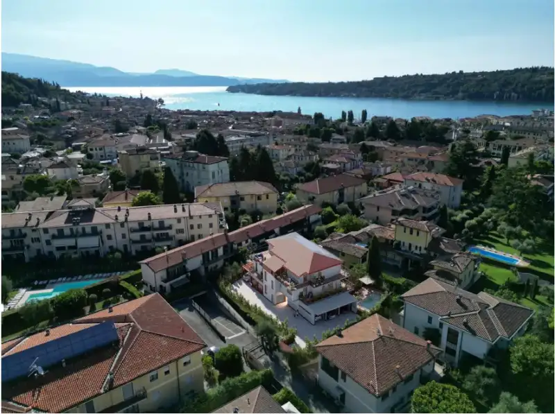 Penthaus mit 100m² Terrasse in neuer Wohnanlage mit Pool, in Salò, Salò