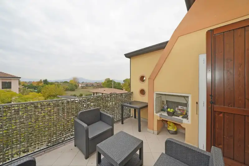 Elegante Wohnung mit Terrasse und Garage zu verkaufen in Sirmione, Chiodi, Sirmione