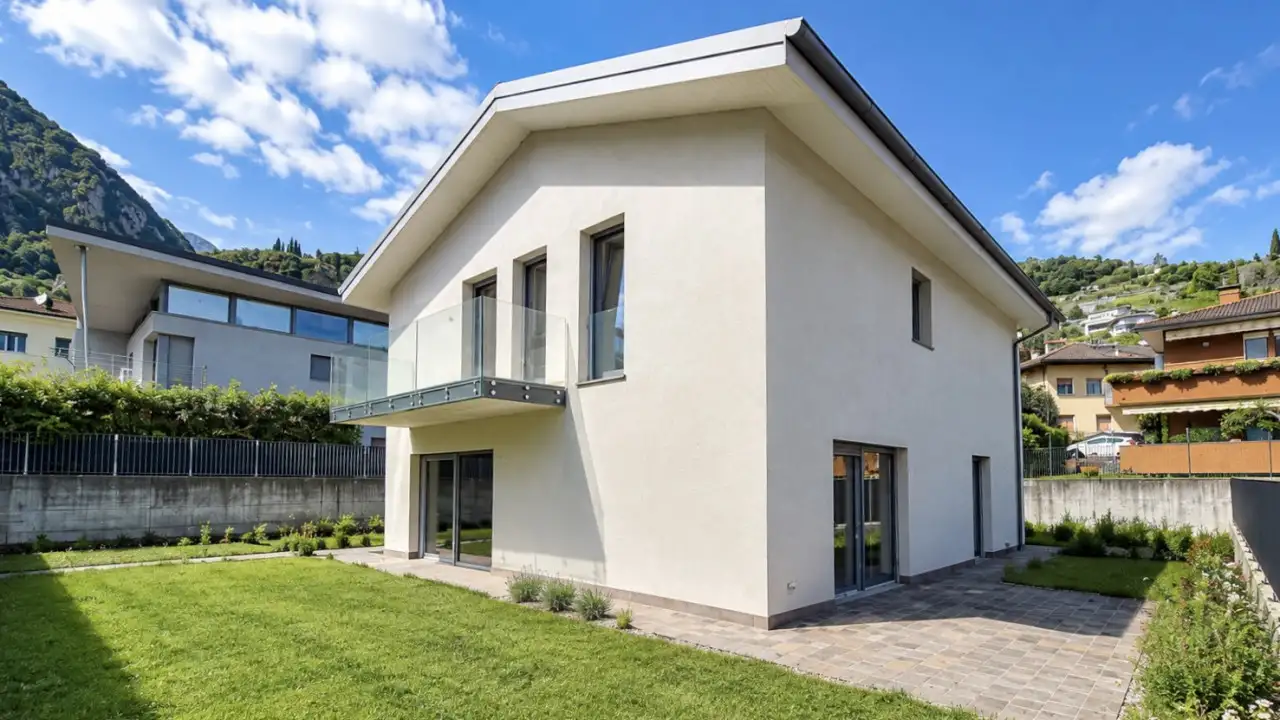 Einfamilienhaus mit Garten und Glasbalkon