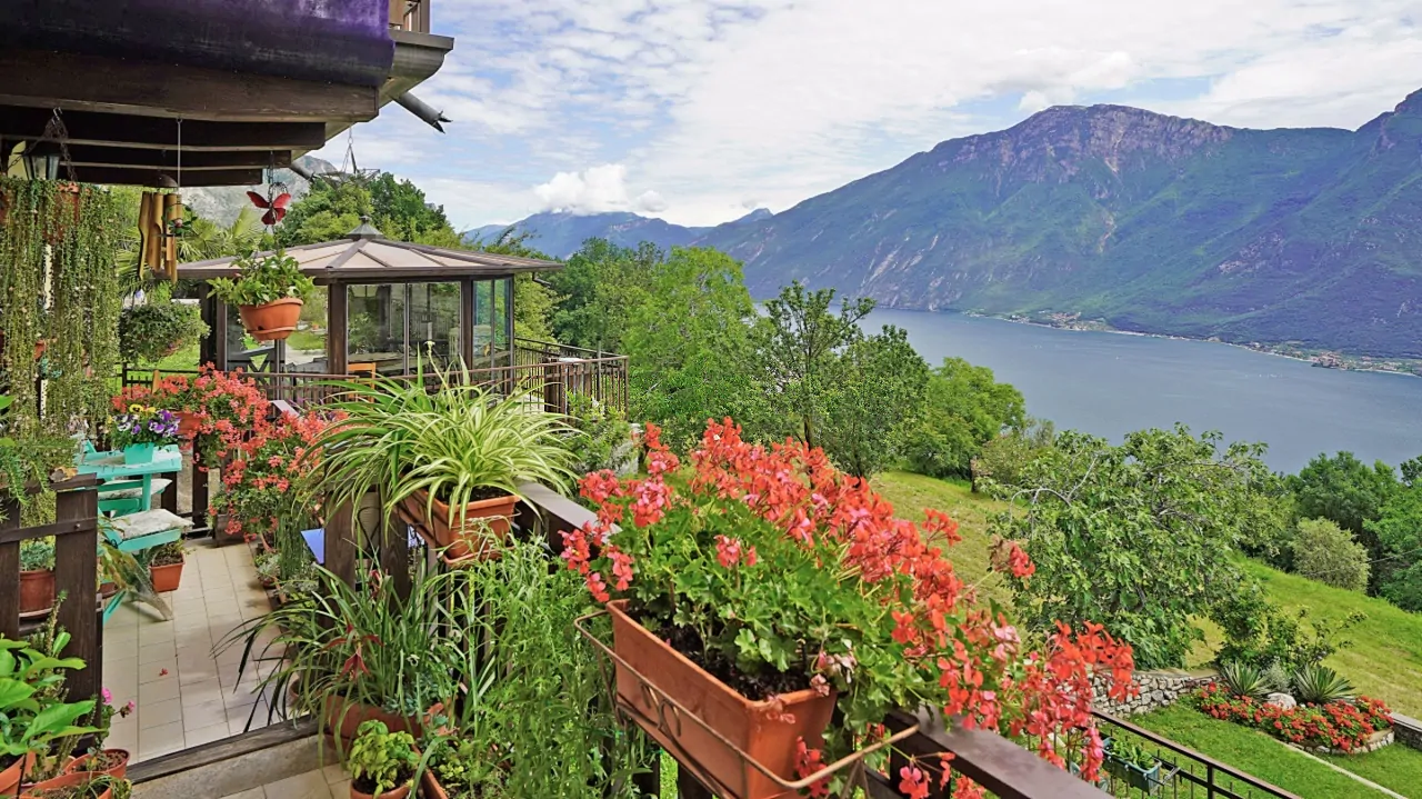 Terrazza con fiori e vista lago e montagne
