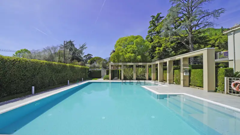 Exklusive Dreizimmerwohnung in Residenz mit Pool in Salò, Salò