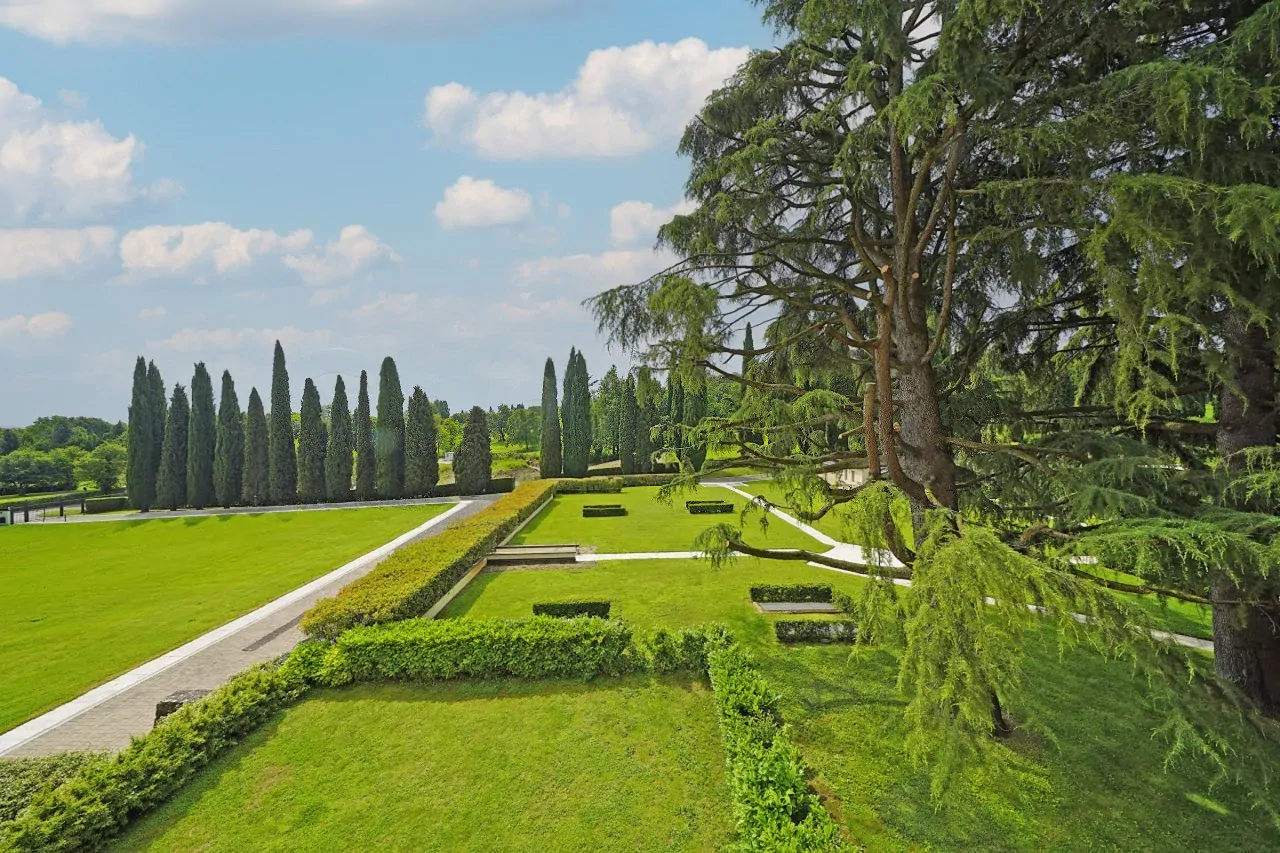 Garten mit Bäumen und gepflegten Hecken