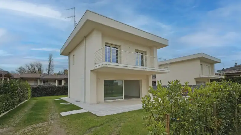 Neu gebaute freistehende Villen in der Nähe des Sees in Manerba del Garda, Manerba del Garda