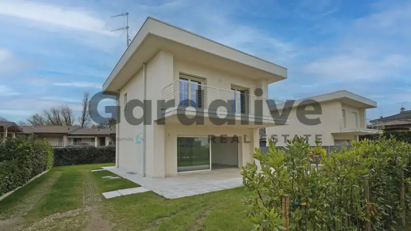 Neu gebaute freistehende Villen in der Nähe des Sees in Manerba del Garda, Manerba del Garda