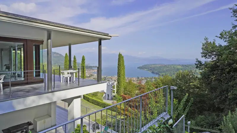 Villa mit Seeblick, exklusiver Dachterrasse und privatem Park in Salò, Salò
