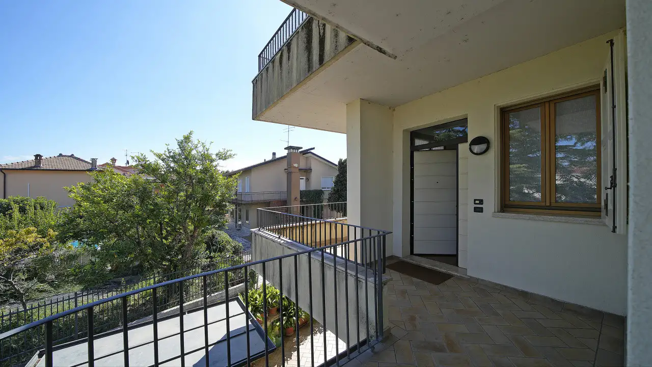 Balkon mit Geländer und Eingangstür