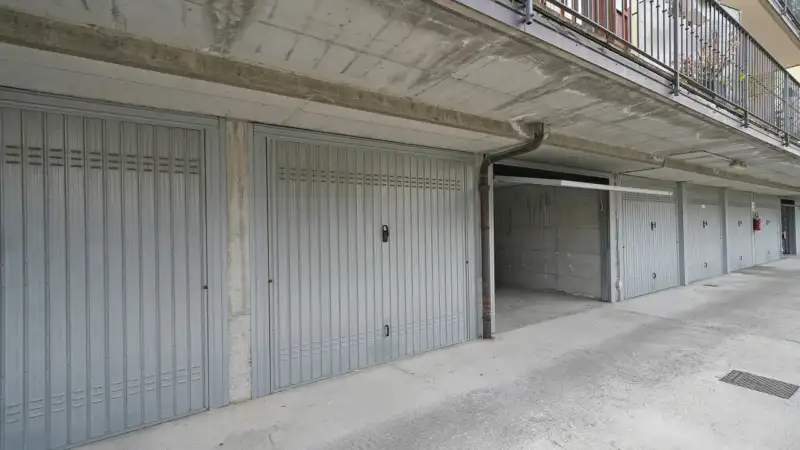 Ampia autorimessa doppia in vendita nel cuore di Moniga del Garda, Moniga del Garda